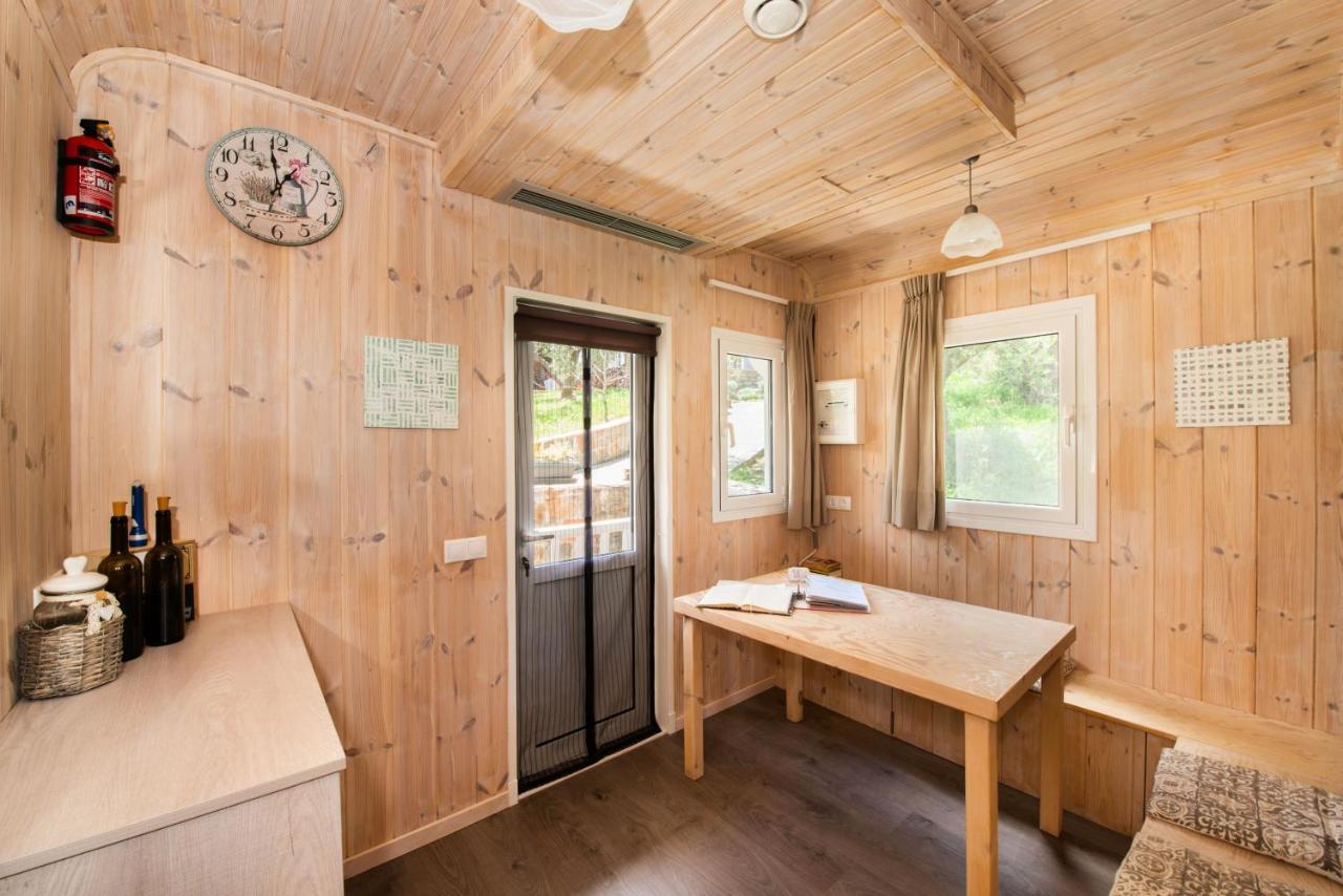 Hakuna Matata Holidays Wooden Lodge With Airco & Pool In Greek Olive Grove 메토니 외부 사진