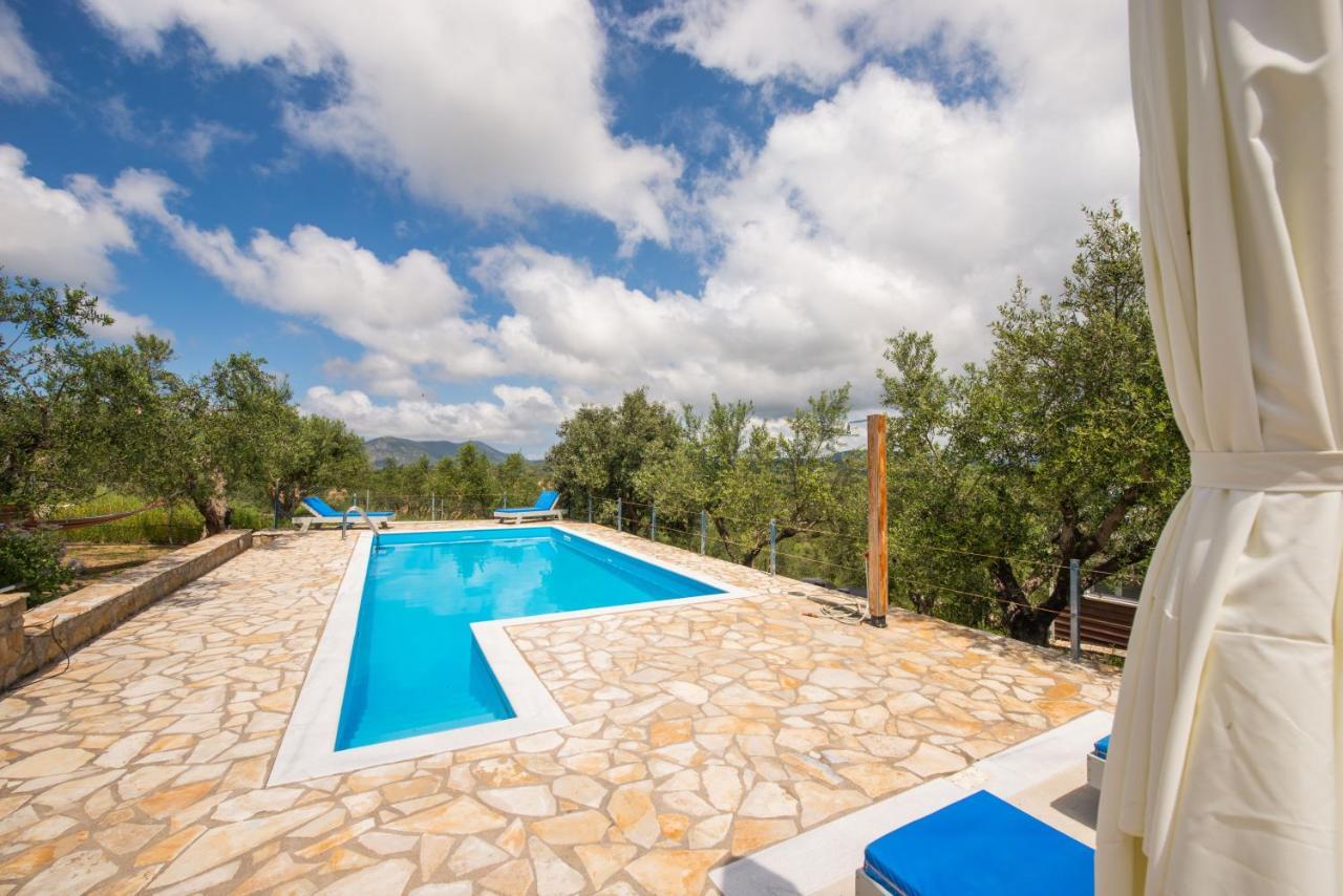 Hakuna Matata Holidays Wooden Lodge With Airco & Pool In Greek Olive Grove 메토니 외부 사진