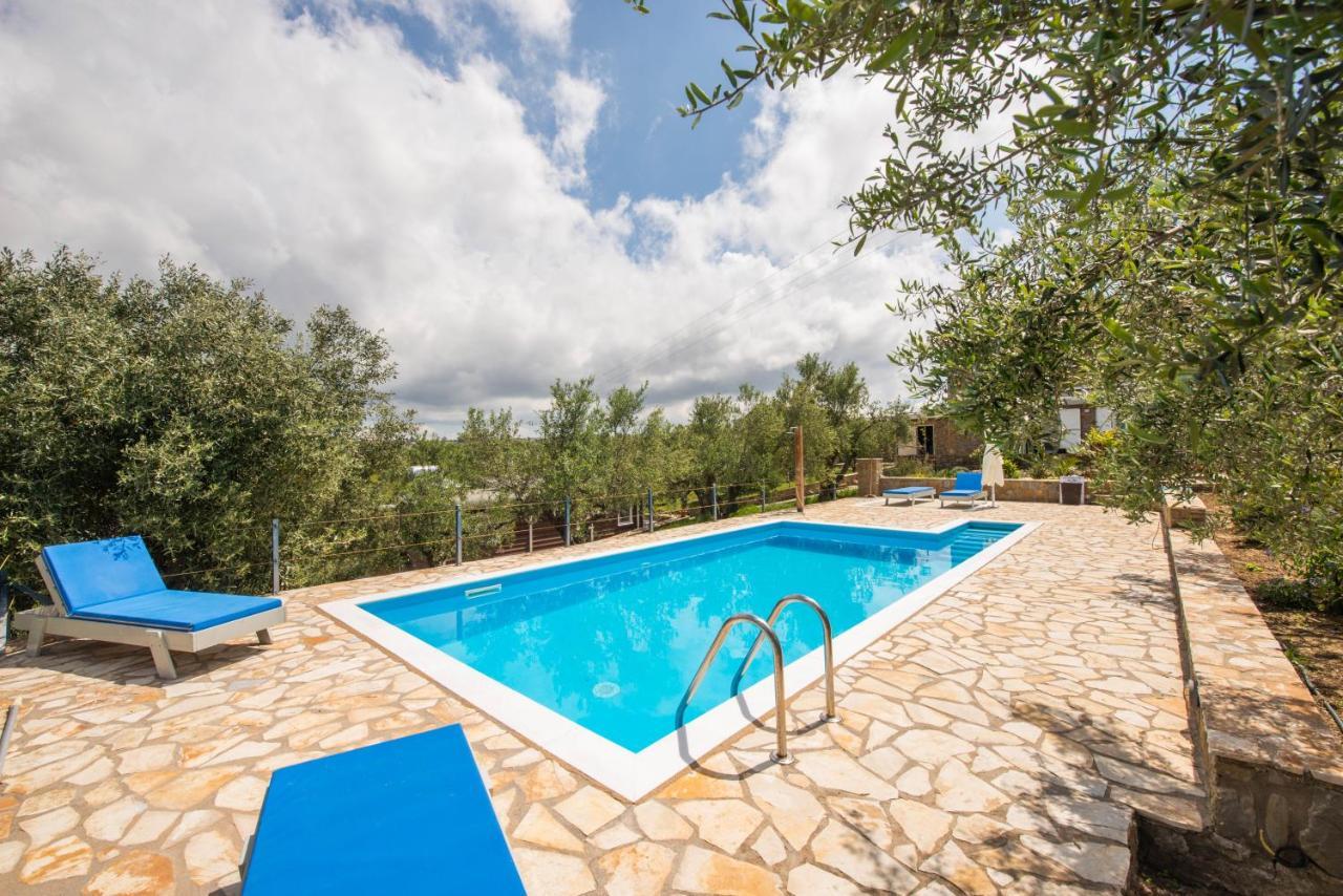 Hakuna Matata Holidays Wooden Lodge With Airco & Pool In Greek Olive Grove 메토니 외부 사진